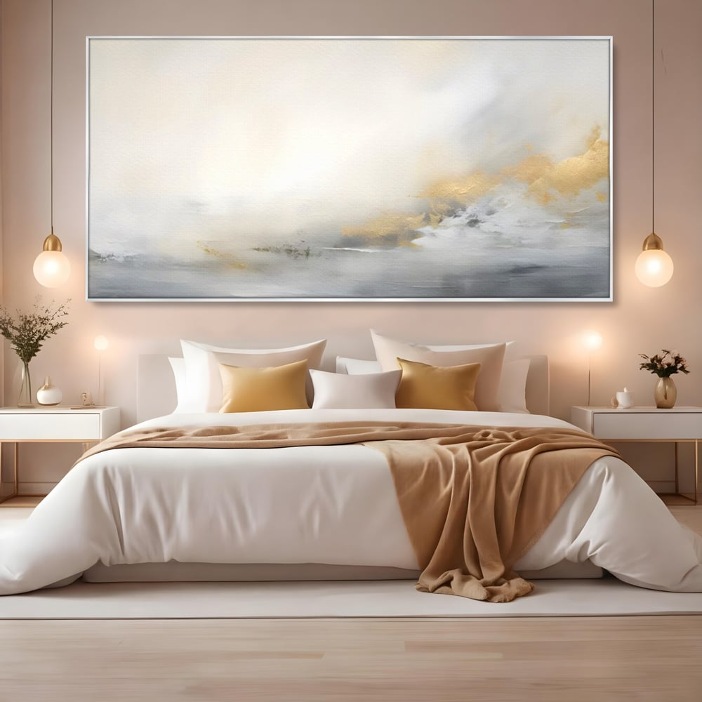 Tablou canvas cu tablou abstract cu ceata si nuante aurii, in rama de aluminiu argintiu, pe perete intr-un dormitor